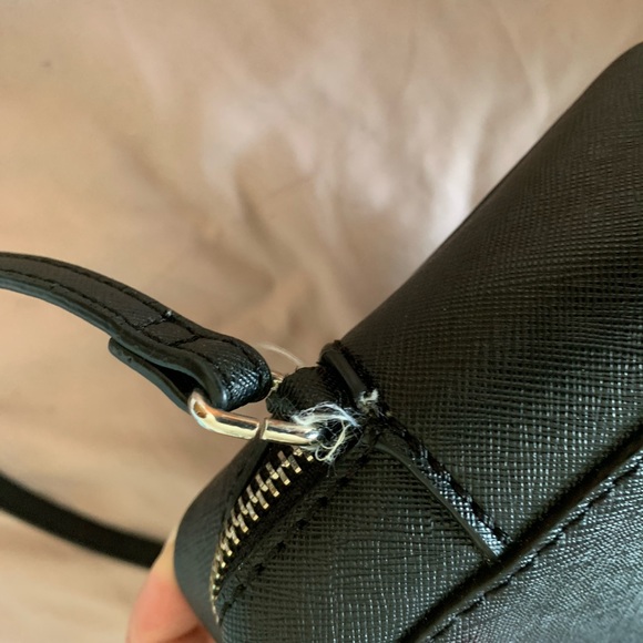 Classic GUESS little everyday crossbody bag - Picture 3 of 7